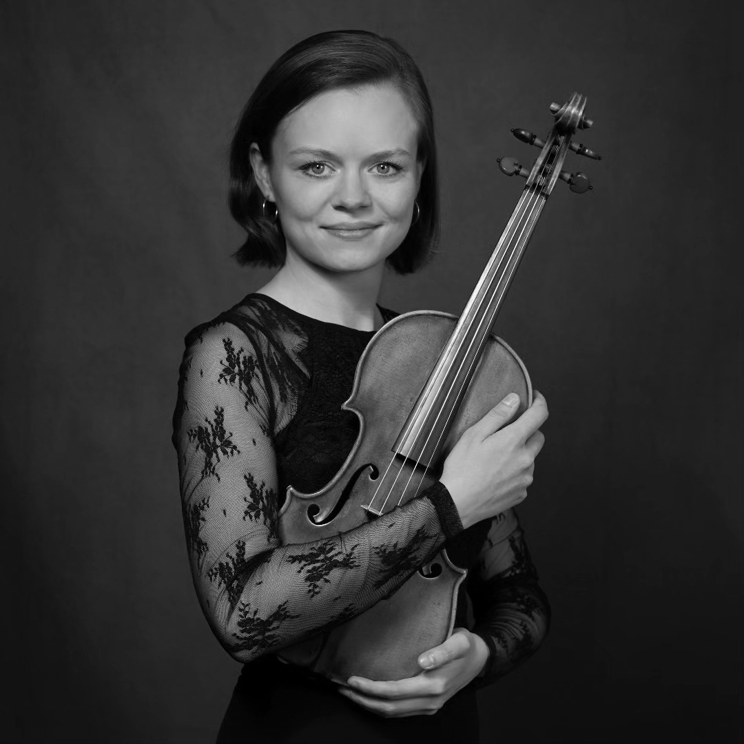 Emily Mücke, Violine